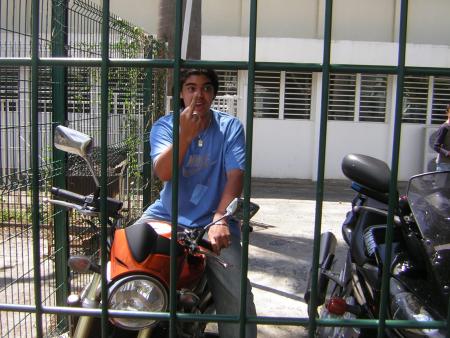 Aoudou sur une  moto au college